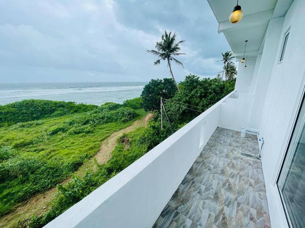 Blue Waves Ocean Mirissa Hotel Ngoại thất bức ảnh
